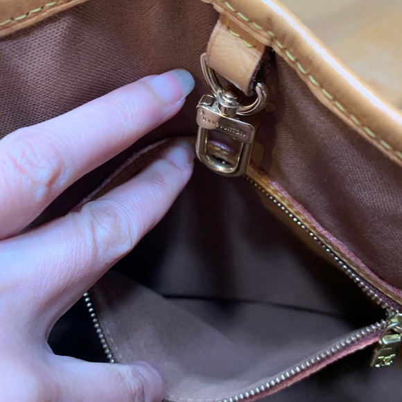 Louis Vuitton Batignolles Vertical - Picture 13 of 16